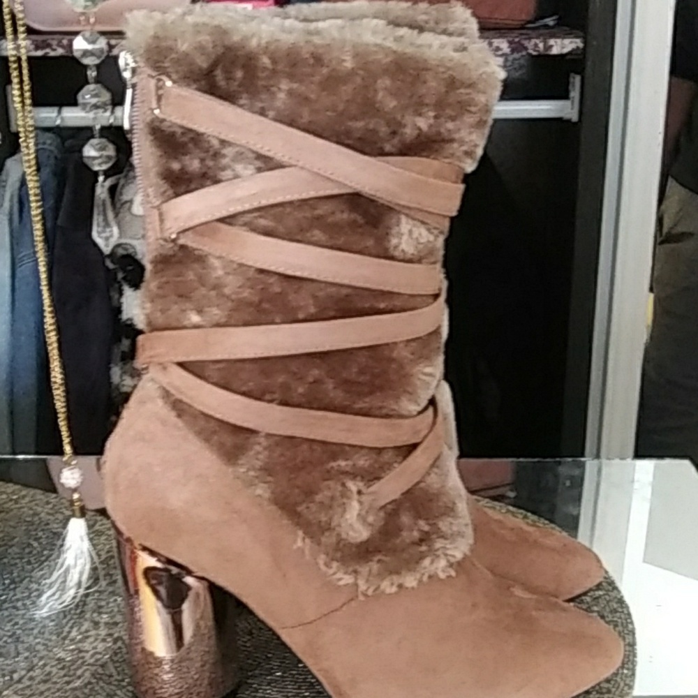 Cape Robin Furry booties